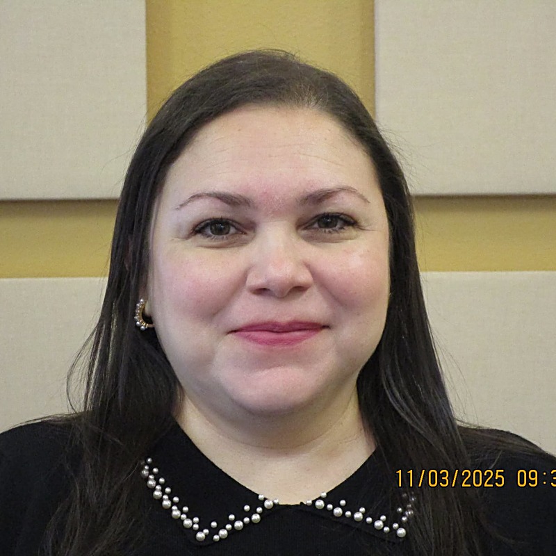 Gabriella Flores, Finance