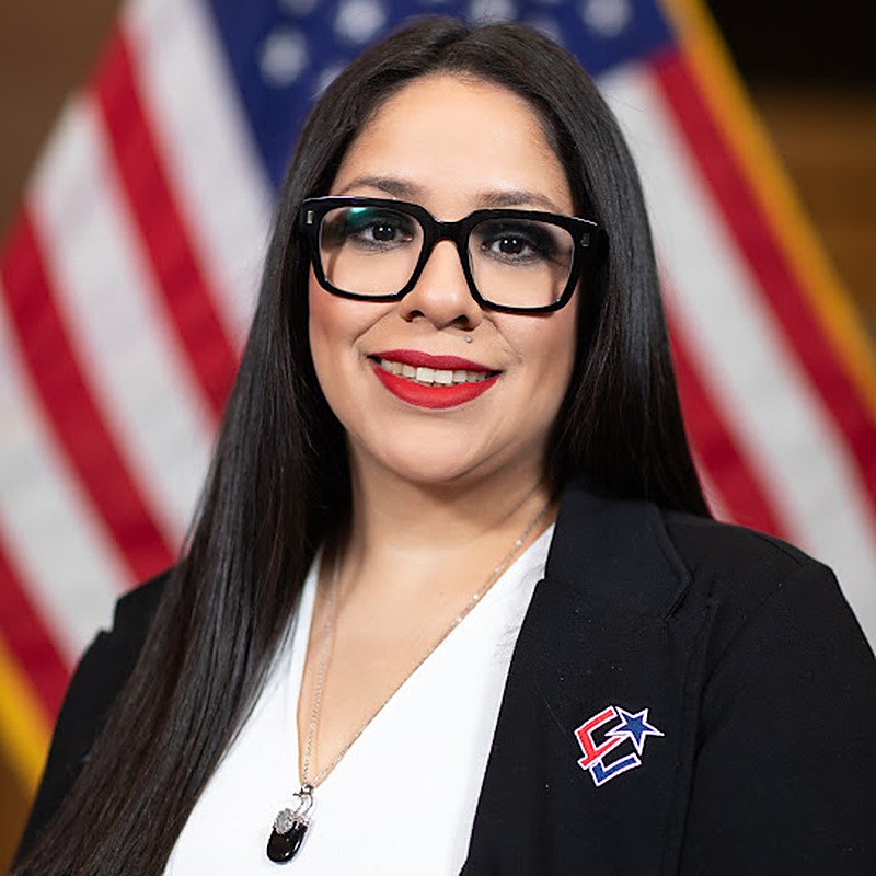 Laura Cerda, Human Resources
